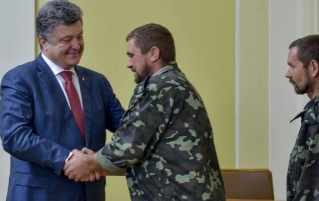 Из плена боевиков на Донбассе освобождены 17 украинских военных, -  Порошенко