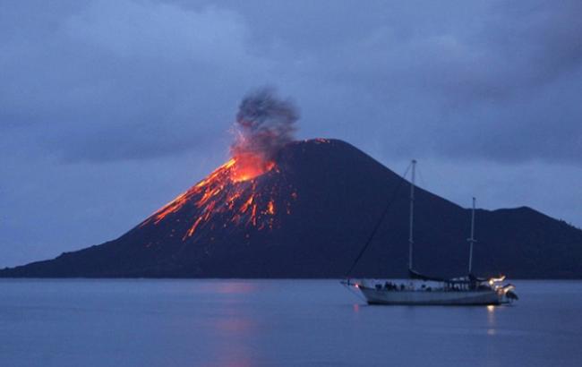 Ученые показали видео с ярким извержением вулкана в океан
