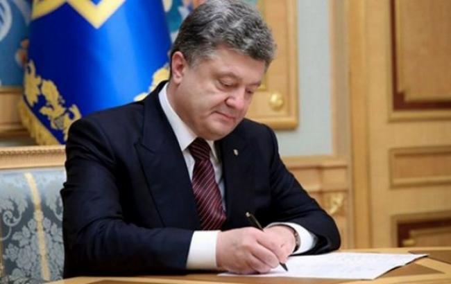 Порошенко ввел в действие решение СНБО по мирному урегулированию на Донбассе