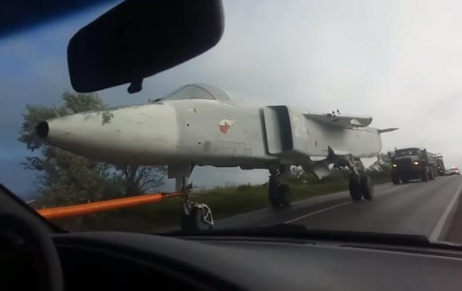 В Крыму под Севастополем на дорогах появились военные самолеты