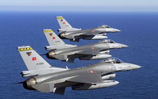Турецкие ВВС сбили неопознанный самолет на границе с Сирией