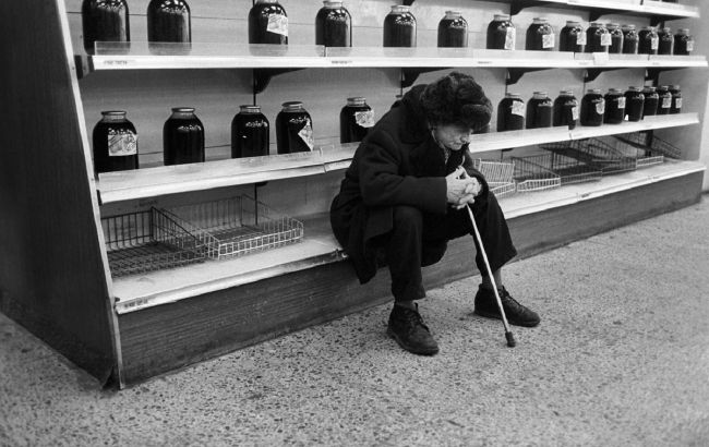 Спливли заборонені фото часів СРСР, на яких люди б'ються за їжу та одяг