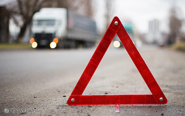 Водитель менял колесо: на трассе Киев-Одесса произошло смертельное ДТП