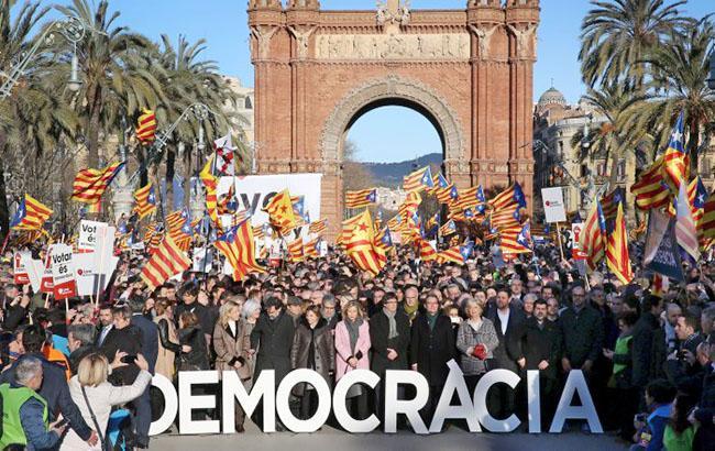 Референдум в Каталонии: активисты заняли избирательные участки