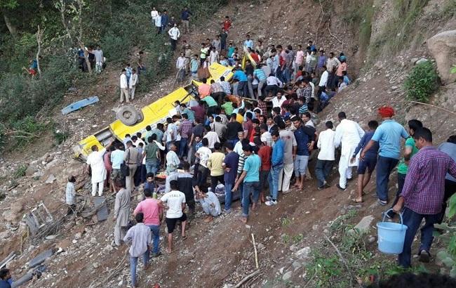 В Индии школьный автобус слетел в пропасть, погибли 27 человек