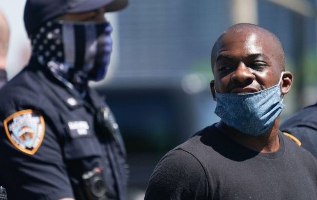 На мітингу проти расизму в Парижі поліція застосовувала сльозогінний газ