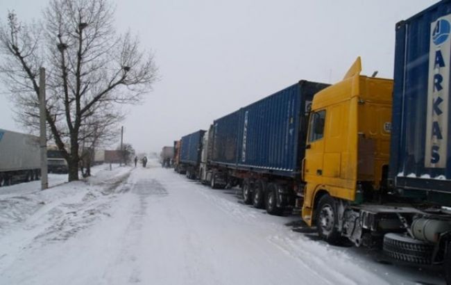 Негода в Україні: у Прикарпатті обмежили рух великогабаритного транспорту