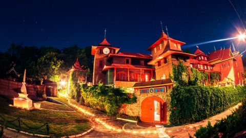 Посеред пагорбів та Дніпра: унікальний буддійський храм у самому центрі України дивує туристів