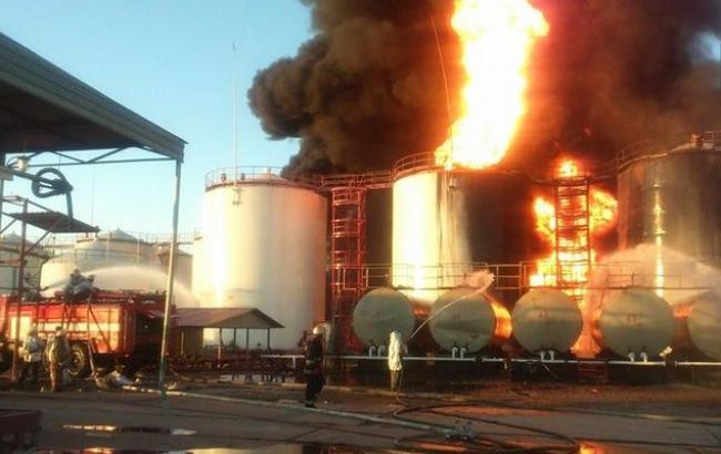 Пожежа на нафтобазі під Києвом горять ще 3 цистерни