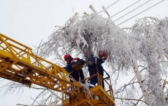 Негода в Україні: знеструмленими залишаються 12 населених пунктів