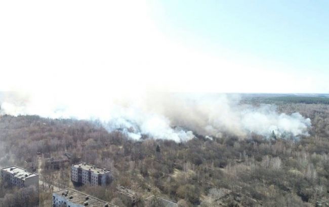 Спасатели тушат пожар в Чернобыльской зоне