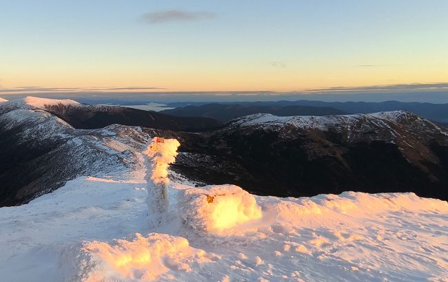 В Карпатах настоящая зима: на горе Поп Иван ударили морозы до -8, вершины гор покрыты снегом