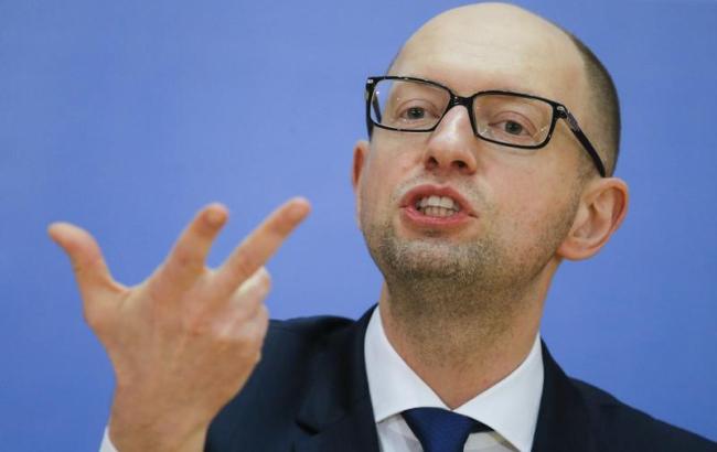 Яценюк наглядно показал, как "бодяжат" бензин