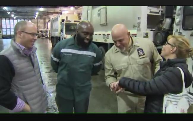 У США комунальники допомогли знайти викинуті обручки