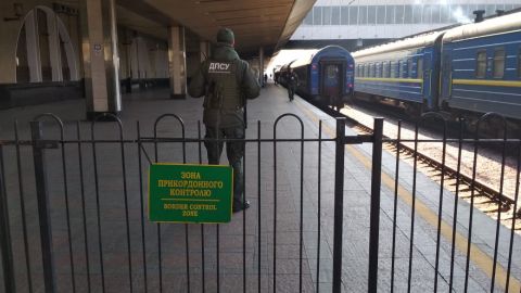 Прикордонники змінили місце перевірки пасажирів поїзда "Київ-Варшава"