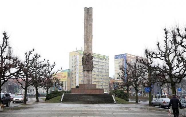 Россия обиделась на Польшу из-за разрушенного вандалами советского памятника