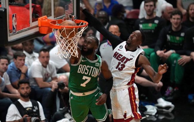 Звезда "Бостона" силовым данком наказал защиту "Майами": момент дня в НБА