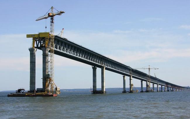 Захисна конструкція Керченського мосту не витримала шторм