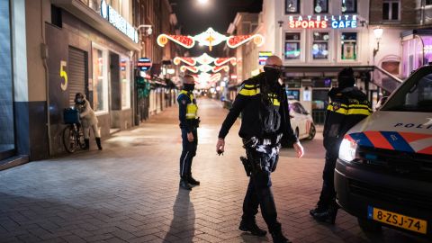 Беспорядки в Нидерландах: протестующие сожгли пункт тестирования на COVID