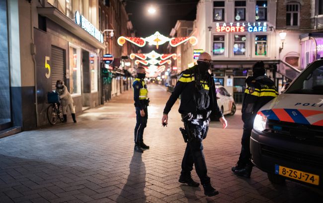 Заворушення в Нідерландах: протестувальники спалили пункт тестування на COVID