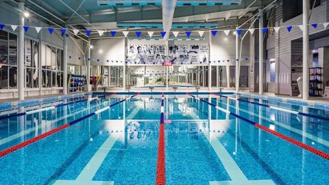 В Киеве скандал из-за смерти мужчины в бассейне: тренер и медик растерялись