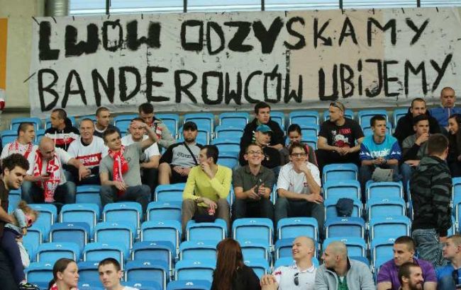 У Польщі фанатів засудили до громадських робіт за антиукраїнський банер