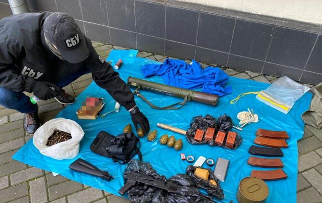 У центрі Києва виявили арсенал зброї: його сховали в дренажній системі