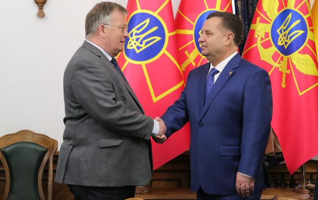 РФ нарощує військову присутність поблизу українського кордону, - Полторак