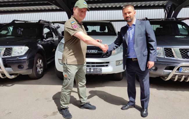 За шість місяців війни Ахметов передав на потреби армії майже 300 автомобілів