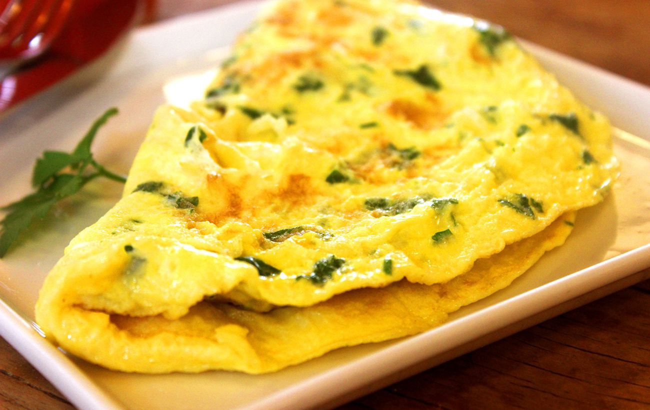 Омлет на сковороде с молоком пышный: как приготовить из яиц шикарный завтрак