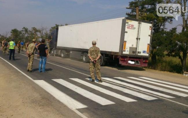 Водитель фуры пытался переехать активистов, участвующих в блокаде трассы на Крым