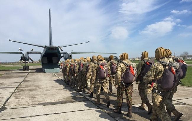 У мережі з'явилися захоплюючі кадри стрибків українських військових з парашутом