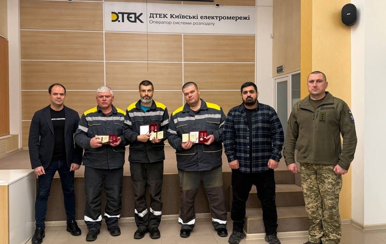 Три енергетика ДТЕК отримали відзнаки від КМВА за ремонти після обстрілів