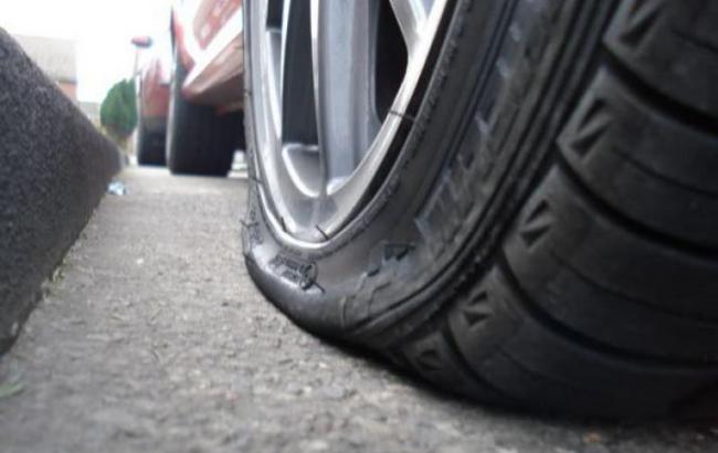 В Ялте злоумышленники режут шины припаркованных машин