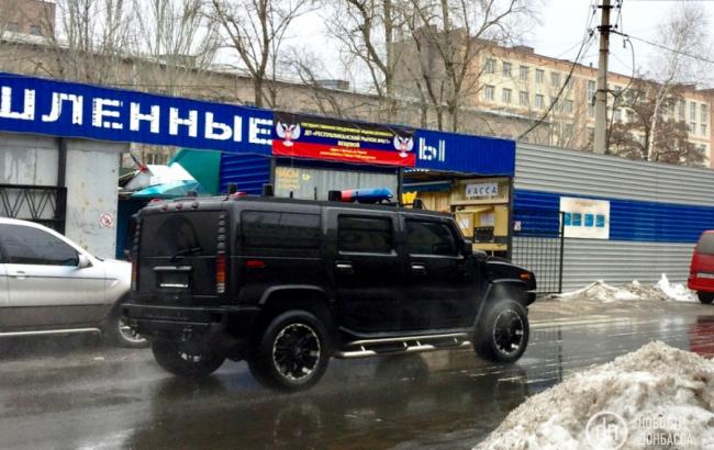 В сети смеются над внедорожником с мигалками в Донецке
