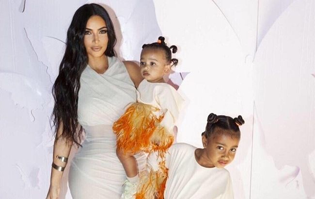 Мамины модницы: Ким Кардашьян умилила сеть фото дочек в стильных нарядах