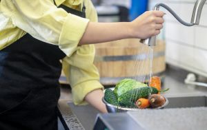 Всі цього не роблять: 5 неочікуваних продуктів, які обов'язково потрібно мити