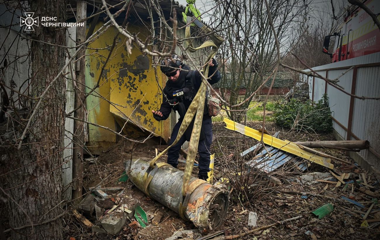 Сапери ДСНС знайшли на Чернігівщині у подвір’ї частину ракети “Кинджал”: фото