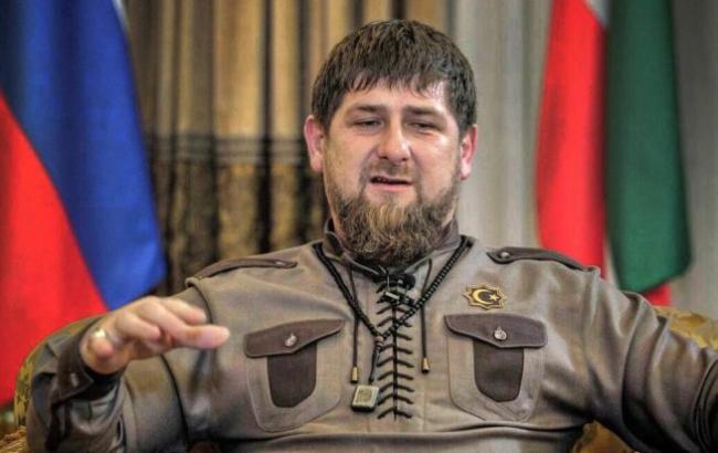 С мечом и копьем: Кадыров изобразил рыцаря перед чеченскими женщинами