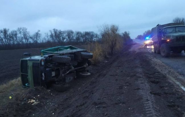У Миколаївській області перекинулась військова вантажівка, є постраждалі