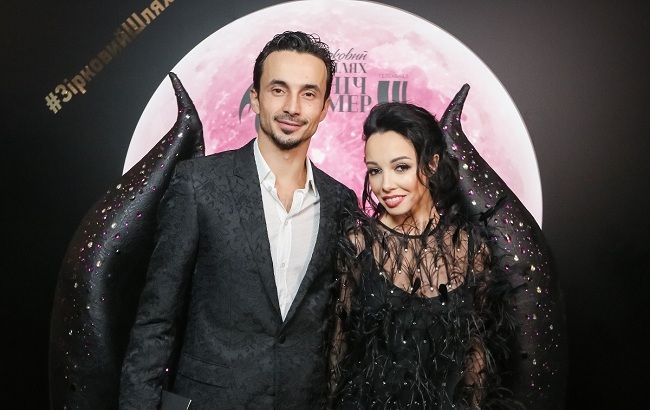 Підступний лебідь: Катерина Кухар в прозорому вбранні підкорила стильною появою з чоловіком