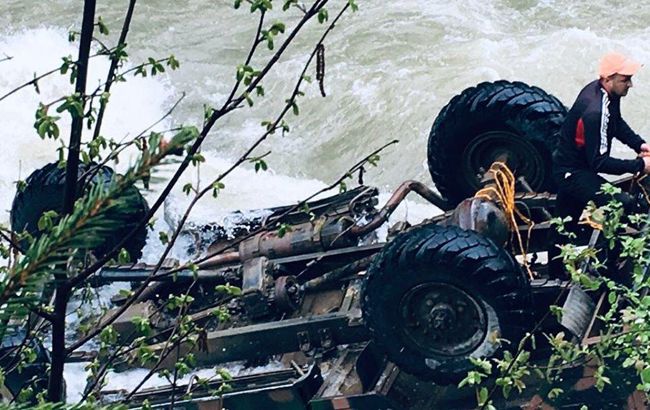 Взяли під варту водія, чия вантажівка впала у річку в Карпатах