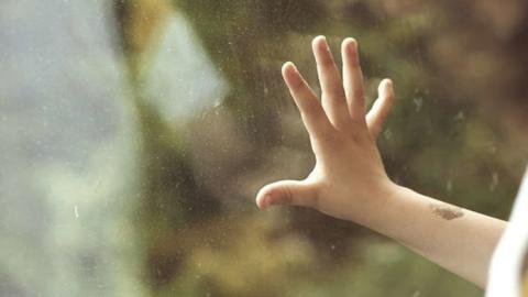 В Киеве 7-летняя девочка выпала из окна, ребенок погиб