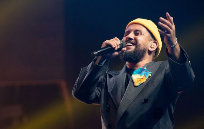 MONATIK з'явився в київській електричці і почав співати. Дивіться, як це було