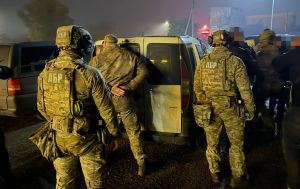 Катування та хабарі: у Чернівецькому ТЦК затримали керівника та його підлеглих