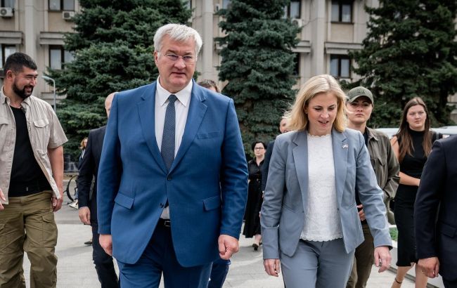 Глава МЗС Австрії приїхала на Одещину, яку вночі масовано атакувала РФ