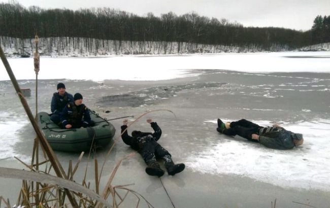 У Житомирі рятувальники витягли тіла двох чоловіків із замерзлої річки