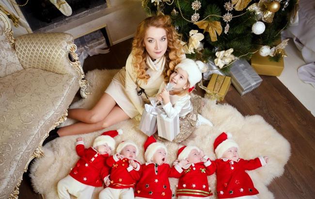 Одеські малюки-пятерняшки знялися у новорічній фотосесії