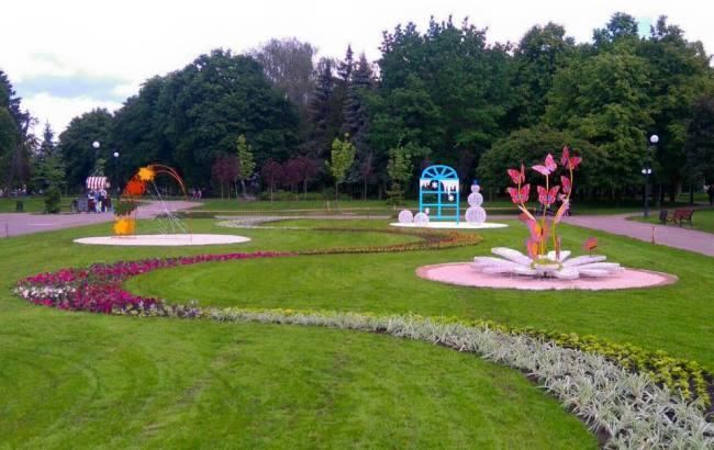 "Пори року": у київському парку з'явилася креативна квіткова композиція