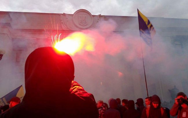 Активисты под Радой зажгли дымовые шашки